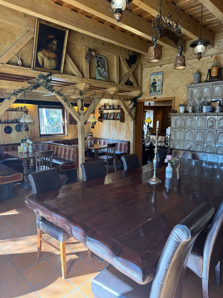 Gaststube Onkel Otto Stuttgart — rustikales Interieur mit Holzmöbeln